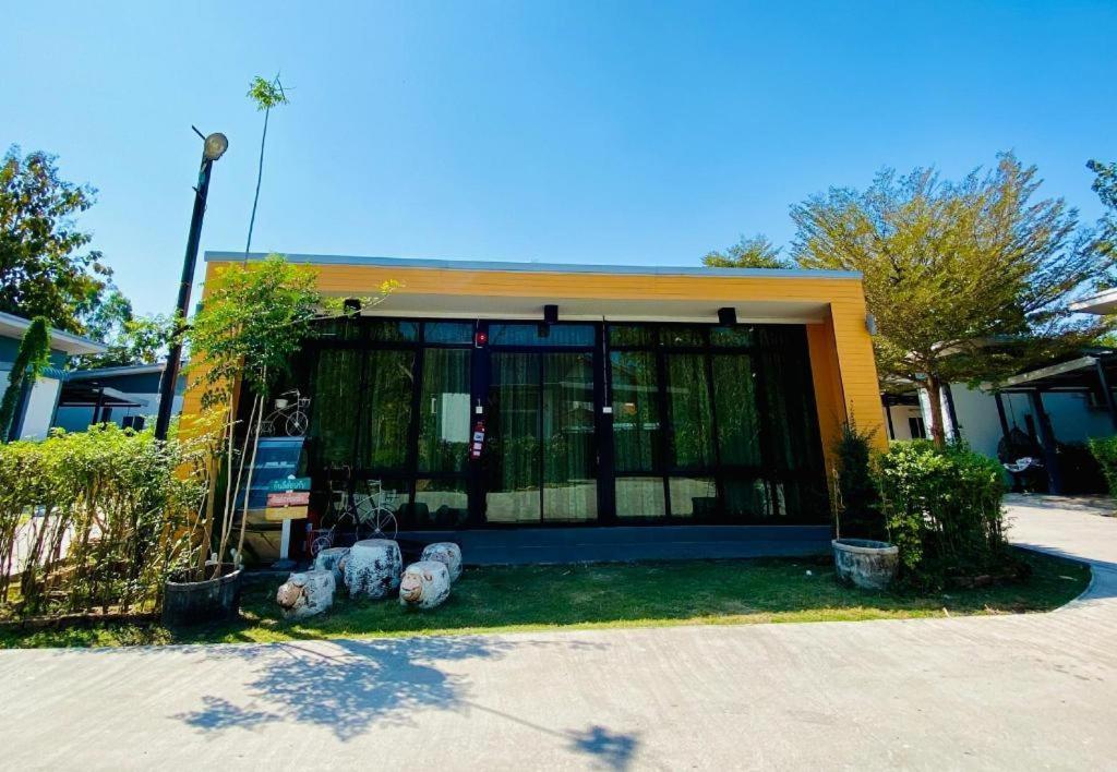 Sixty-Nine Resort Nakhon Phanom Esterno foto
