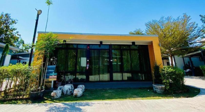 Sixty-Nine Resort Nakhon Phanom Esterno foto